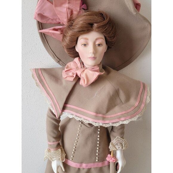 Franklin heirloom day at the race Gabriella porcelain doll collectible - Picture 5 of 16